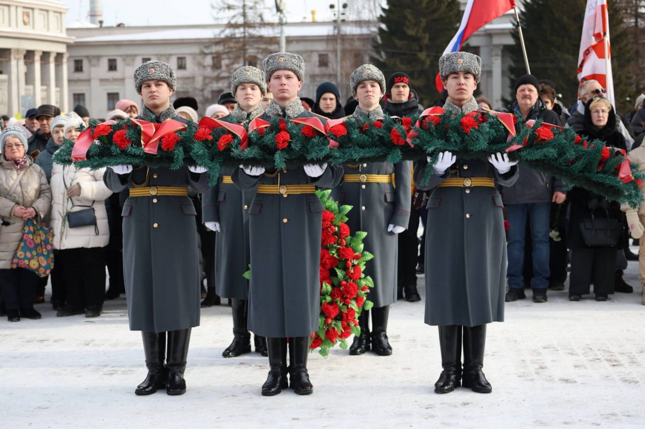 Торжественно-траурная церемония, приуроченная ко Дню памяти о россиянах, исполнявших служебный долг за пределами Отечества, прошла у мемориала «Черный тюльпан» в Екатеринбурге