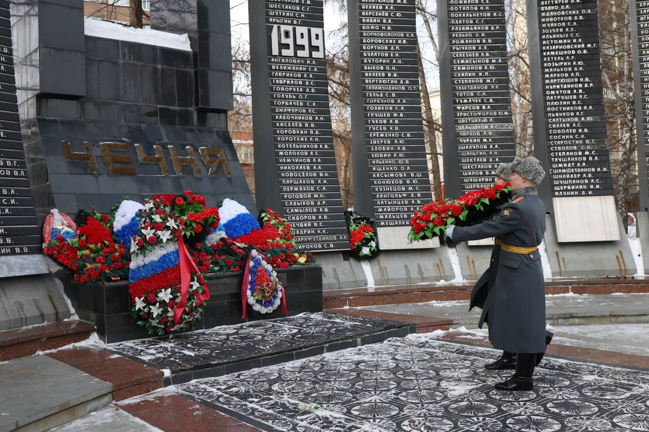 Торжественно-траурная церемония, приуроченная ко Дню памяти о россиянах, исполнявших служебный долг за пределами Отечества, прошла у мемориала «Черный тюльпан» в Екатеринбурге Торжественно-траурная церемония, приуроченная ко Дню памяти о россиянах, исполнявших служебный долг за пределами Отечества, прошла у мемориала «Черный тюльпан» в Екатеринбурге
