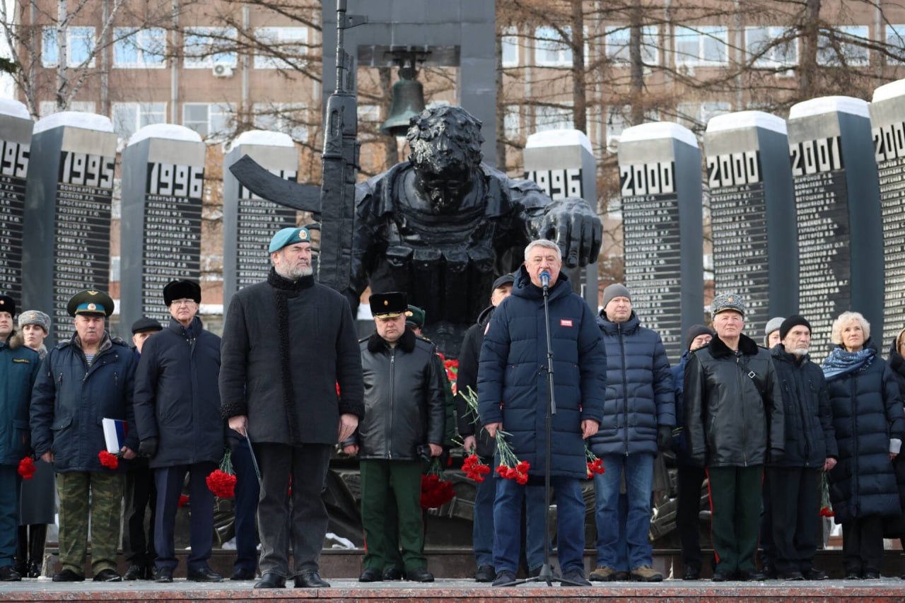 Торжественно-траурная церемония, приуроченная ко Дню памяти о россиянах, исполнявших служебный долг за пределами Отечества, прошла у мемориала «Черный тюльпан» в Екатеринбурге Торжественно-траурная церемония, приуроченная ко Дню памяти о россиянах, исполнявших служебный долг за пределами Отечества, прошла у мемориала «Черный тюльпан» в Екатеринбурге