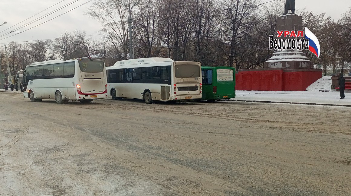 В Берёзовском автобусы не могут заехать на автостанцию из-за снежных завалов