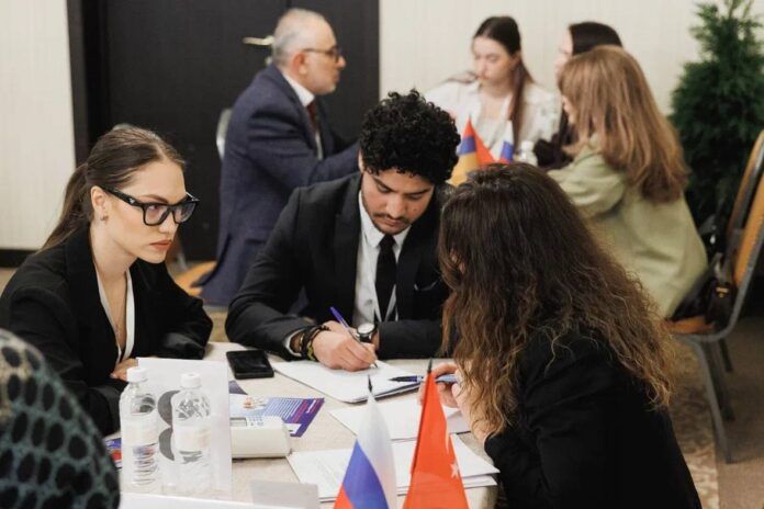 Свердловский областной фонд поддержки предпринимательства помог в феврале свердловским бизнесменам в проведении более 140 международных переговоров