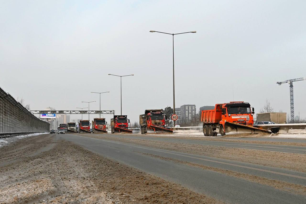 Последствия снегопада и гололедицы на дорогах Свердловской области убирали 554 единицы техники