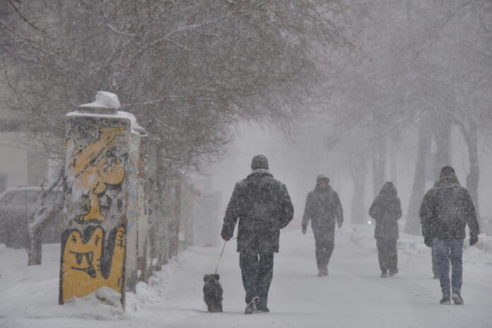 Днем 17 февраля местами в Свердловской области ожидаются сильные снегопады и гололед