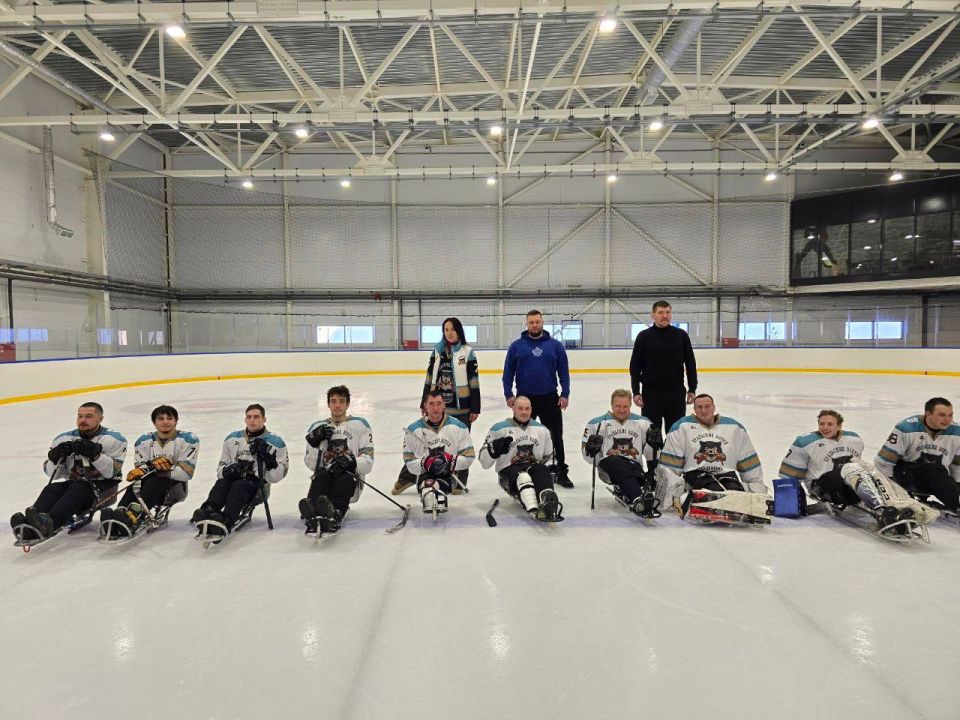 В финале первого дивизиона любительской следж-хоккейной лиги команда по следж-хоккею «Уральские волки» обыграла сборную Ленинградской области со счетом 8:1