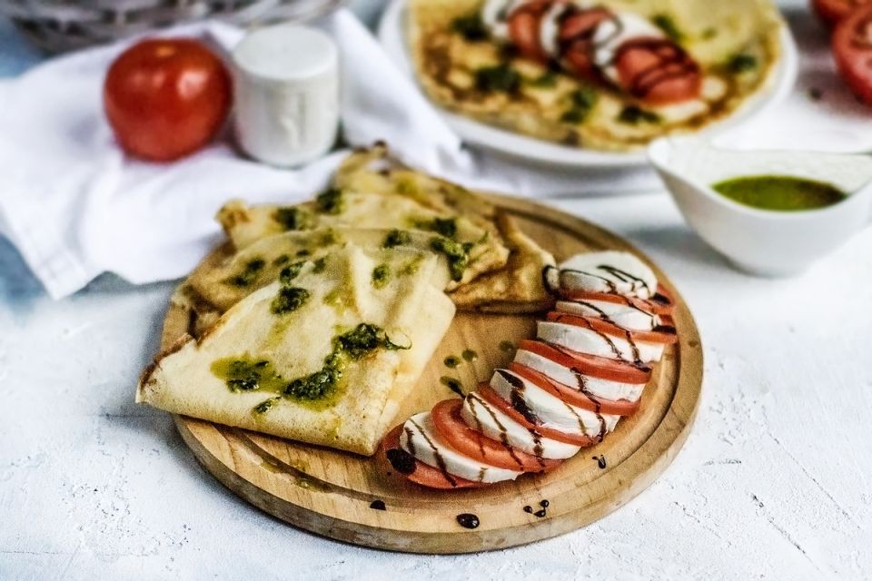 Неожиданный союз: блинчики Капрезе с моцареллой и соусом песто