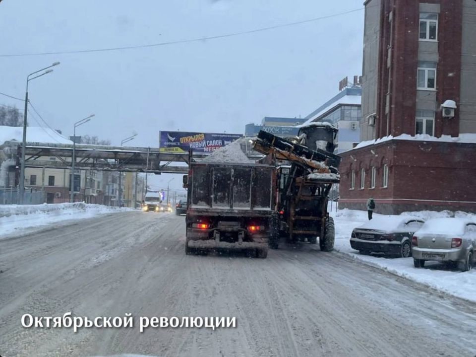 Владислав Пинаев: Доброе утро.. После обильных снегопадов продолжается уборка города. Дорожники работают круглосуточно, без выходных. Обращения видим — реагируем
