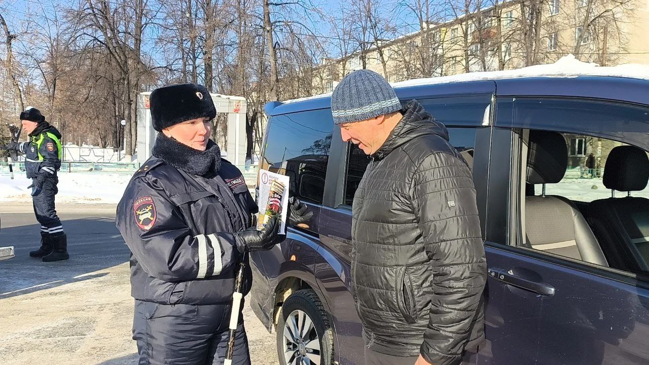 Женские экипажи Госавтоинспекции, отряды ЮИД и общественность вышли на трассы Свердловской области в преддверии Дня защитника Отечества Женские экипажи Госавтоинспекции, отряды ЮИД и общественность вышли на трассы Свердловской области в преддверии Дня защитника Отечества