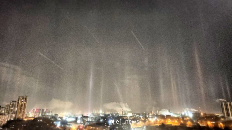 Екатеринбуржцы ночью наблюдали световые столбы
