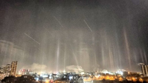 Екатеринбуржцы ночью наблюдали световые столбы