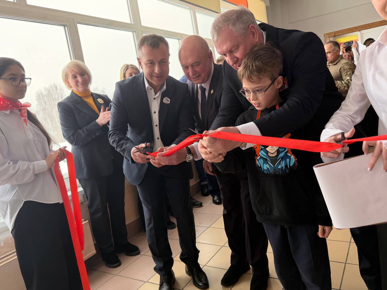 В школе №59 в Екатеринбурге торжественно открыли обновленную экспозицию школьного музея, посвященную подвигу офицеров специального назначения ФСБ России (групп «Альфа» и «Вымпел») В школе №59 в Екатеринбурге торжественно открыли обновленную экспозицию школьного музея, посвященную подвигу офицеров специального назначения ФСБ России (групп «Альфа» и «Вымпел»)