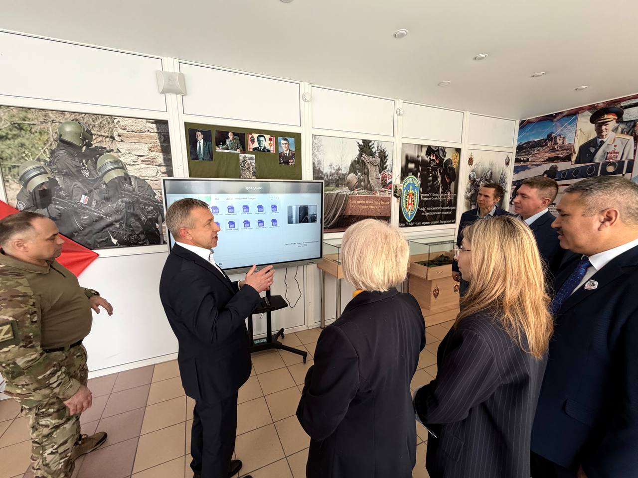 В школе №59 в Екатеринбурге торжественно открыли обновленную экспозицию школьного музея, посвященную подвигу офицеров специального назначения ФСБ России (групп «Альфа» и «Вымпел») В школе №59 в Екатеринбурге торжественно открыли обновленную экспозицию школьного музея, посвященную подвигу офицеров специального назначения ФСБ России (групп «Альфа» и «Вымпел»)