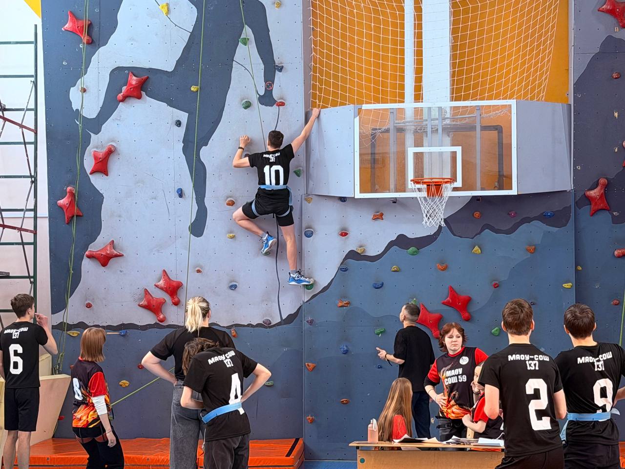 В школе №59 в Екатеринбурге торжественно открыли обновленную экспозицию школьного музея, посвященную подвигу офицеров специального назначения ФСБ России (групп «Альфа» и «Вымпел») В школе №59 в Екатеринбурге торжественно открыли обновленную экспозицию школьного музея, посвященную подвигу офицеров специального назначения ФСБ России (групп «Альфа» и «Вымпел»)