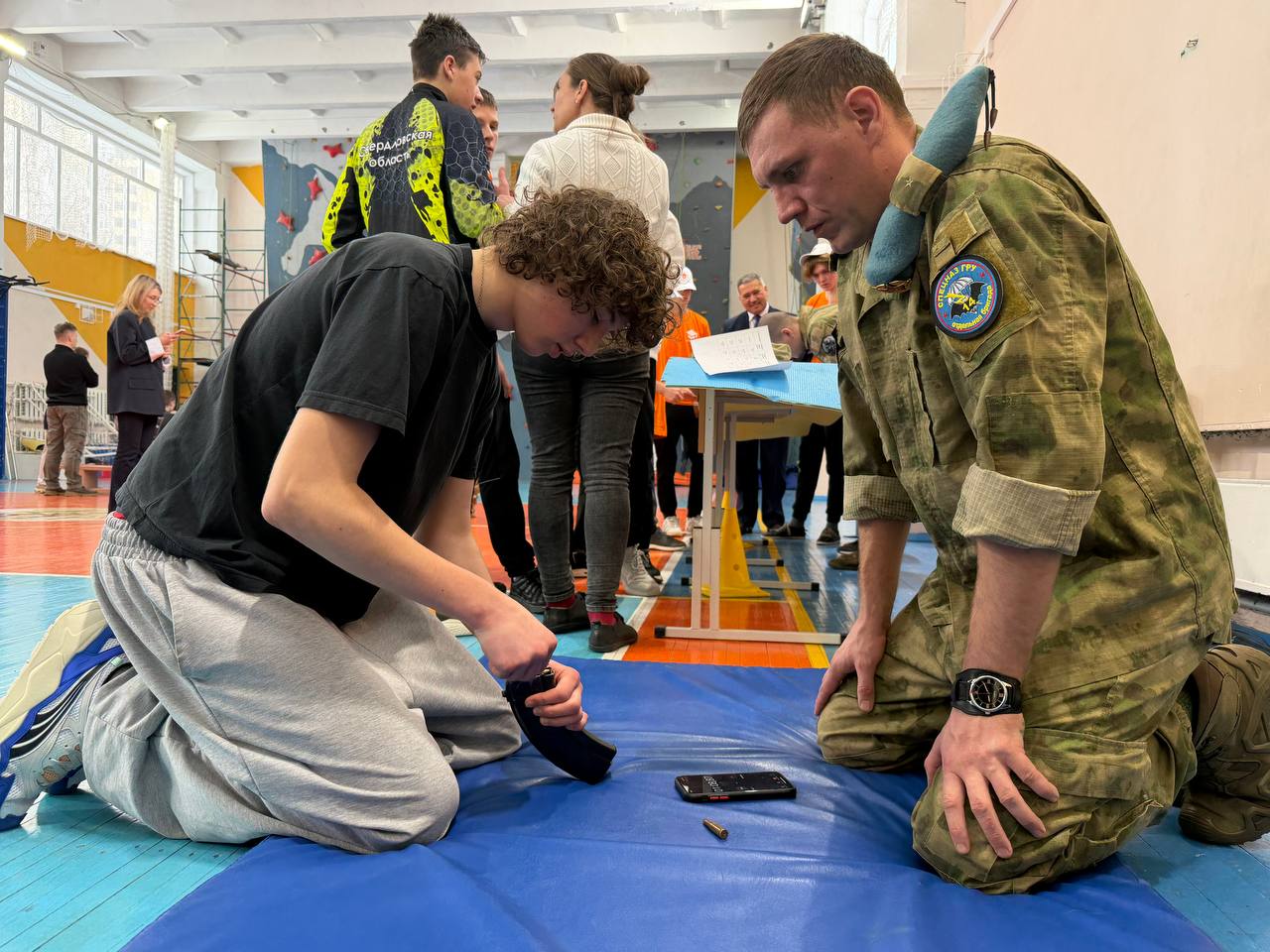 В школе №59 в Екатеринбурге торжественно открыли обновленную экспозицию школьного музея, посвященную подвигу офицеров специального назначения ФСБ России (групп «Альфа» и «Вымпел»)