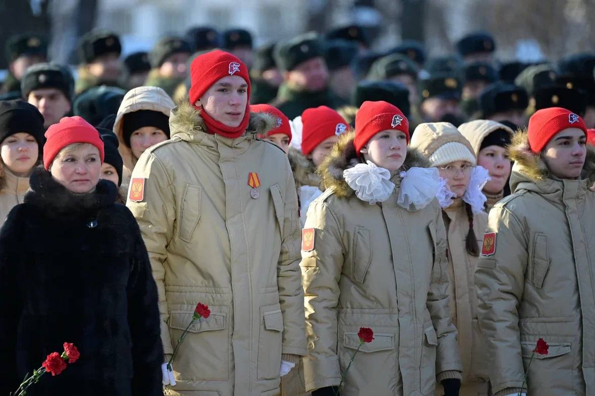 Денис Паслер в День защитника Отечества возложил цветы к памятнику Георгию Жукову Денис Паслер в День защитника Отечества возложил цветы к памятнику Георгию Жукову