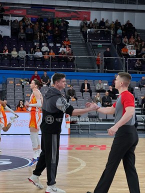 Герой, спасший провалившегося под лед пенсионера, стал почетным гостем на матче УГМК