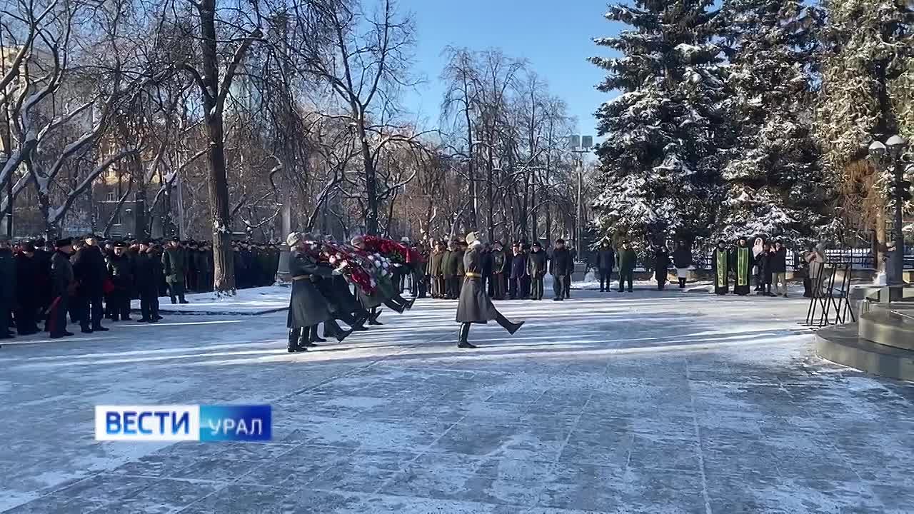 Десятки красных гвоздик возложили в День защитника Отечества к памятнику маршалу Советского Союза Георгию Жукову
