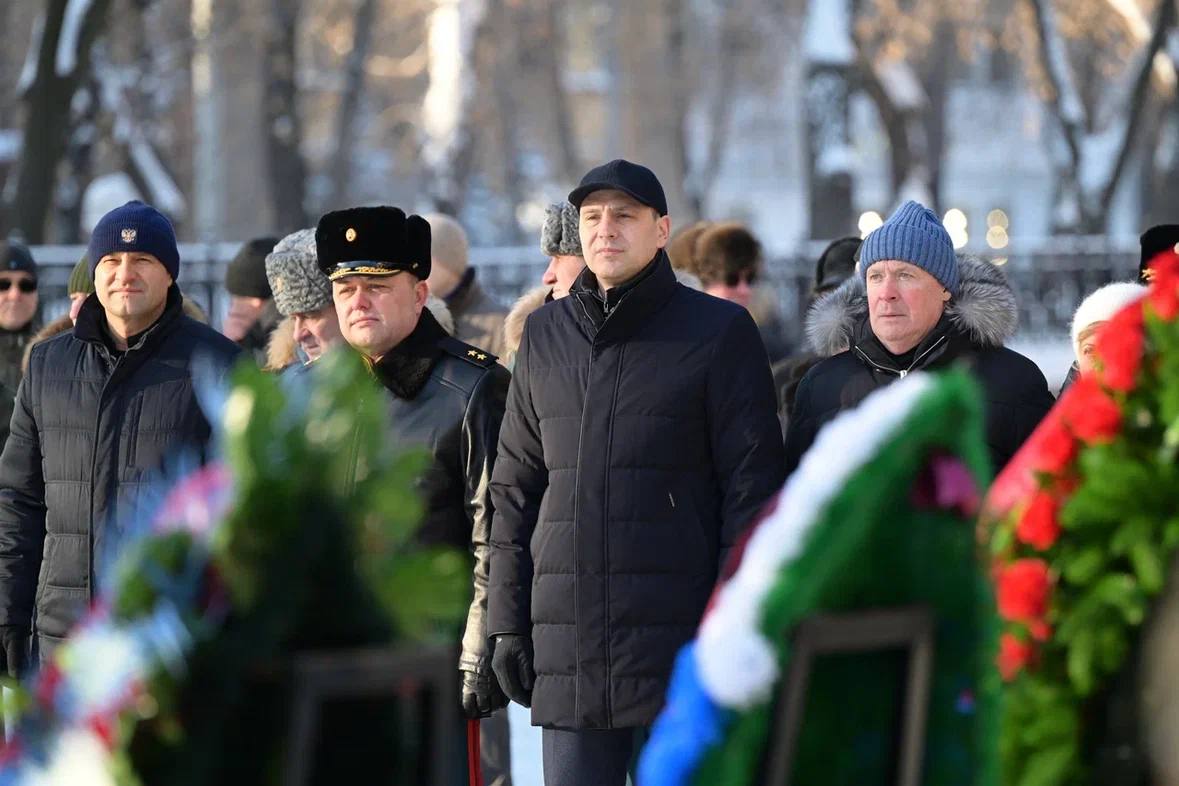 Денис Паслер в День защитника Отечества возложил цветы к памятнику Георгию Жукову Денис Паслер в День защитника Отечества возложил цветы к памятнику Георгию Жукову