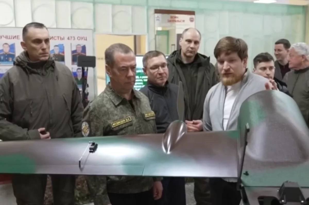 Показываю Дмитрию Анатольевичу Медведеву, Владимиру Владимировичу Якушеву и Алексею Юрьевичу Криворучко чем УралДронЗавод будет бить по противнику