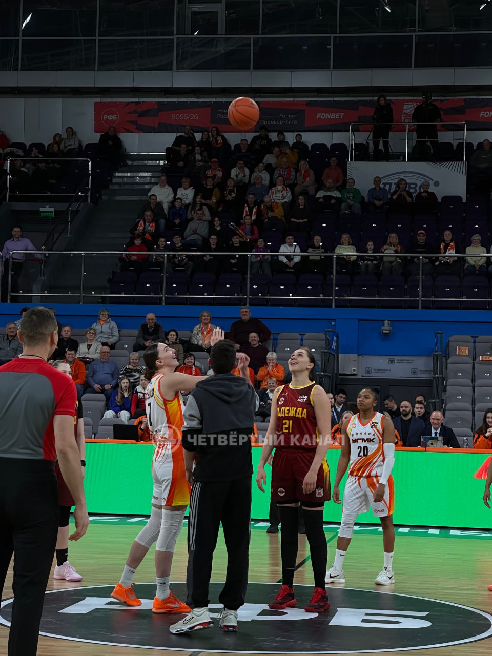 Герой, спасший провалившегося под лед пенсионера, стал почетным гостем на матче УГМК Герой, спасший провалившегося под лед пенсионера, стал почетным гостем на матче УГМК