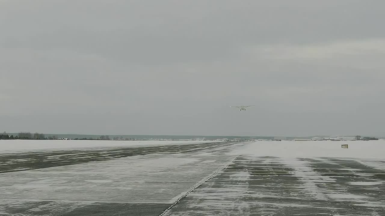 Новый образец легкого многоцелевого самолета ЛМС-901 "Байкал" совершил первый испытательный полет на аэродроме АО "Уральский завод гражданской авиации" (УЗГА, Екатеринбург), он прошел успешно, сообщила пресс-служба...
