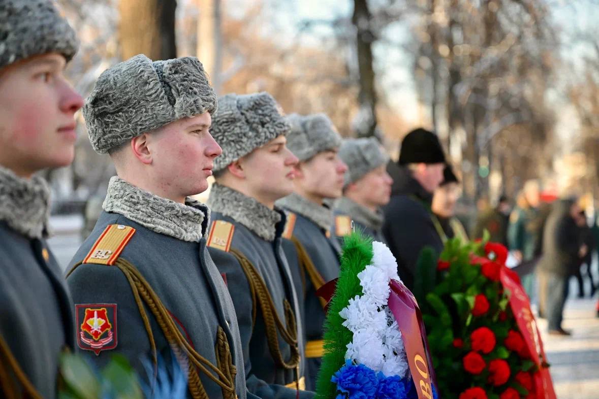 Денис Паслер в День защитника Отечества возложил цветы к памятнику Георгию Жукову Денис Паслер в День защитника Отечества возложил цветы к памятнику Георгию Жукову
