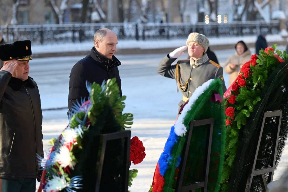 Денис Паслер в День защитника Отечества возложил цветы к памятнику Георгию Жукову Денис Паслер в День защитника Отечества возложил цветы к памятнику Георгию Жукову