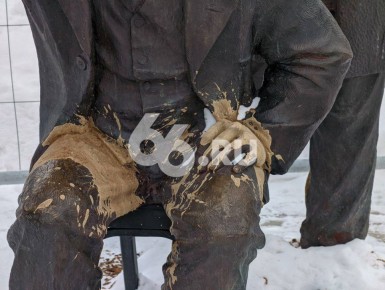 Снова облили памятник братьям Люмьер в Екатеринбурге