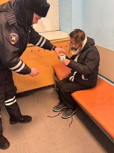 Полицейские спасли пропавшую девочку из Среднеуральска: уснула у могилы бабушки Полицейские спасли пропавшую девочку из Среднеуральска: уснула у могилы бабушки