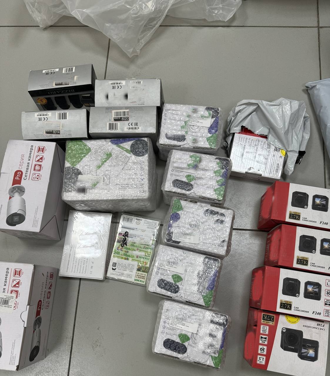 Незаконно ввезенные камеры и смарт-часы выявили Екатеринбургские таможенники Незаконно ввезенные камеры и смарт-часы выявили Екатеринбургские таможенники