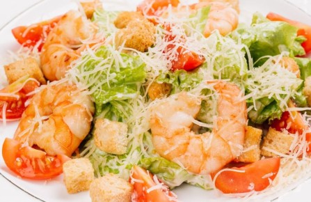 Изысканный салат Цезарь с креветками: рецепт для любого повода