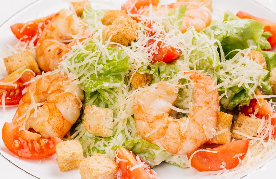 Изысканный салат Цезарь с креветками: рецепт для любого повода