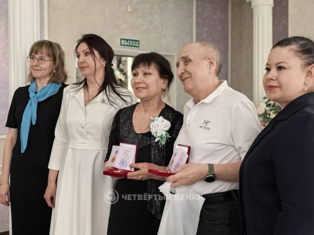 Повторили первый танец спустя полвека: пару уральцев наградили знаком «Совет да любовь» Повторили первый танец спустя полвека: пару уральцев наградили знаком «Совет да любовь»