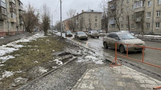Житель Екатеринбурга предложил губернатору радикальный способ борьбы с грязью: закатать газоны в асфальт