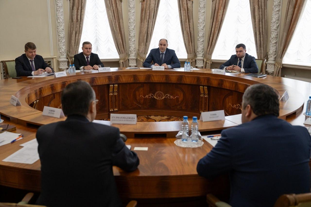 Денис Паслер и посол Таджикистана в России Давлатшох Гулмахмадзода обсудили перспективы дальнейшего двустороннего сотрудничества Денис Паслер и посол Таджикистана в России Давлатшох Гулмахмадзода обсудили перспективы дальнейшего двустороннего сотрудничества