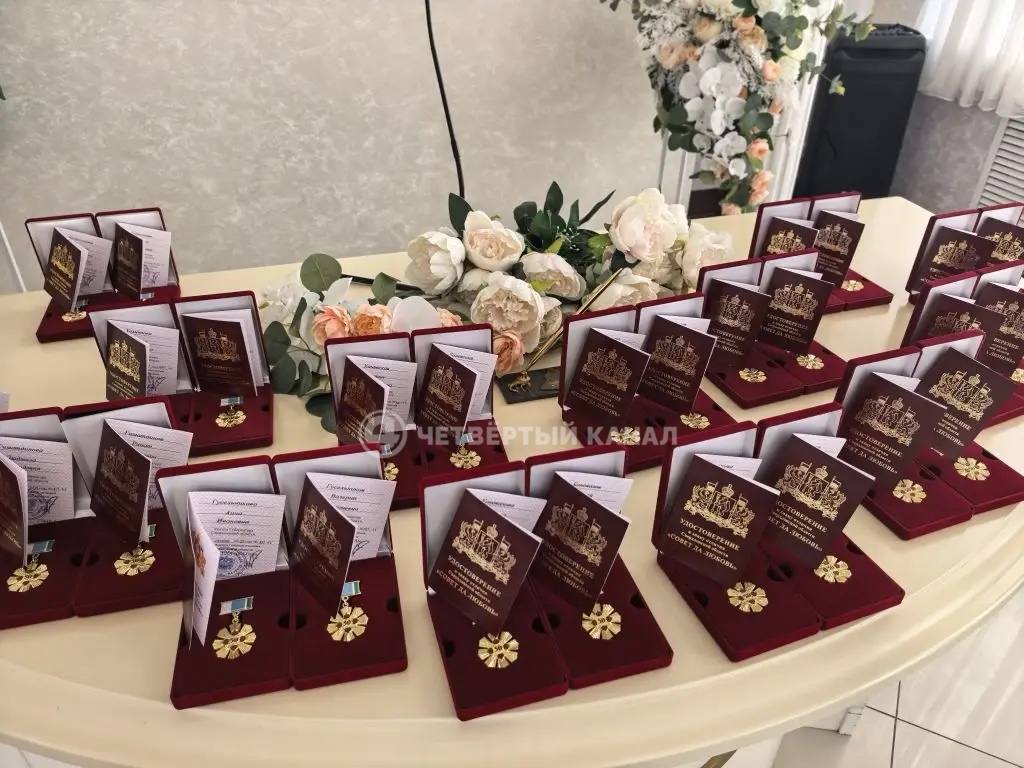 Повторили первый танец спустя полвека: пару уральцев наградили знаком «Совет да любовь» Повторили первый танец спустя полвека: пару уральцев наградили знаком «Совет да любовь»