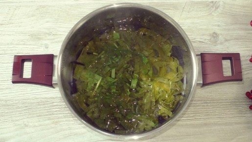 Необычный холодный суп из щавеля: друзья уже пробуют повторить рецепт