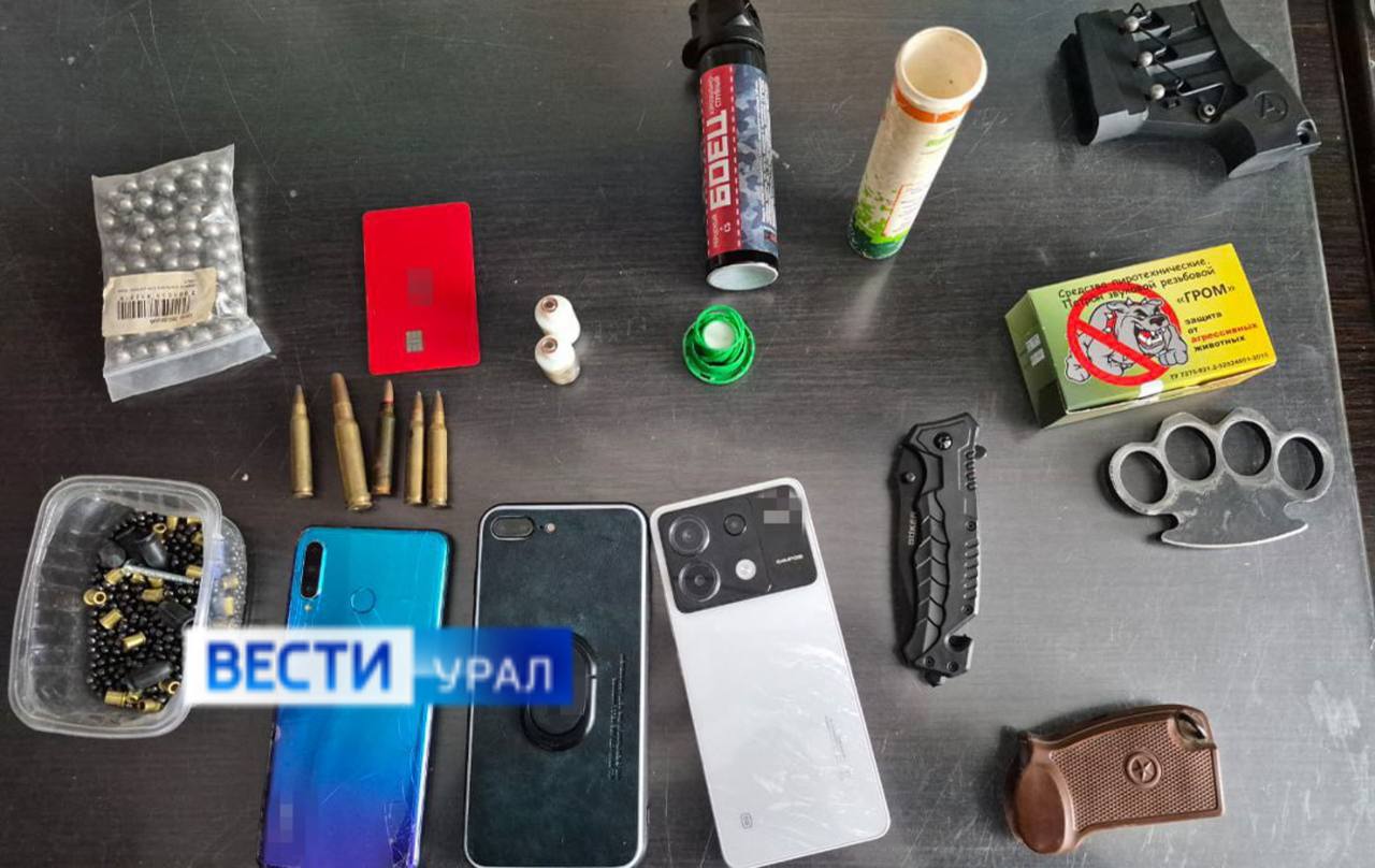 Лидера и четырех членов праворадикальной экстремистской ячейки задержали правоохранители в результате спецоперации сегодня утром в Екатеринбурге Лидера и четырех членов праворадикальной экстремистской ячейки задержали правоохранители в результате спецоперации сегодня утром в Екатеринбурге