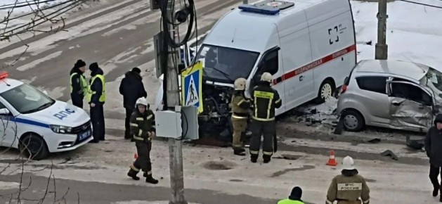 В Каменске-Уральском скорая помощь с пациентом попала в ДТП