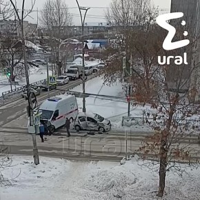 Скорая с пациентом столкнулась с иномаркой в Каменске-Уральском
