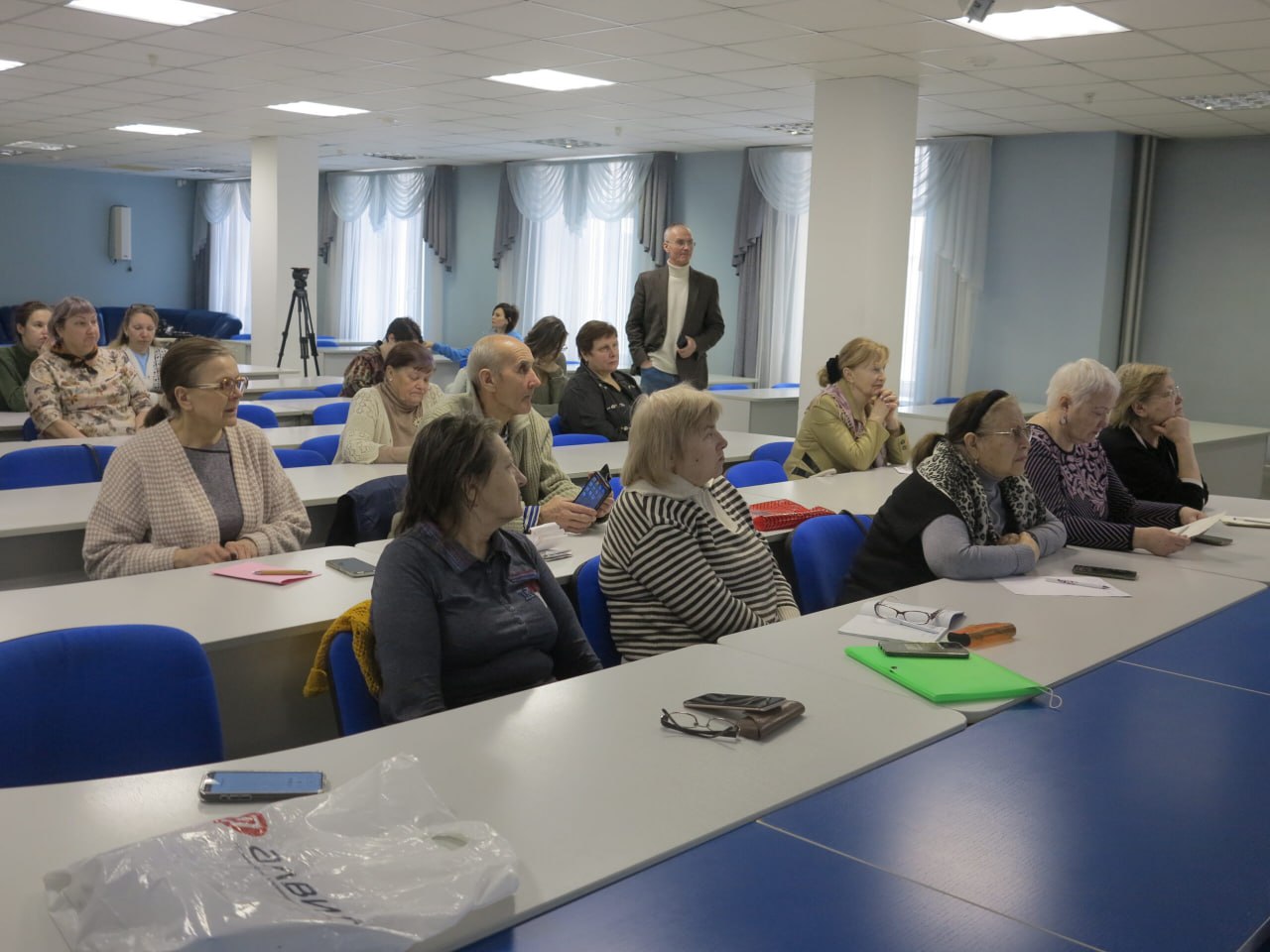 В Свердловской областной научной библиотеке имени В.Г. Белинского прошла лекция, посвященная профилактике телефонного и интернет-мошенничества в отношении пожилых граждан