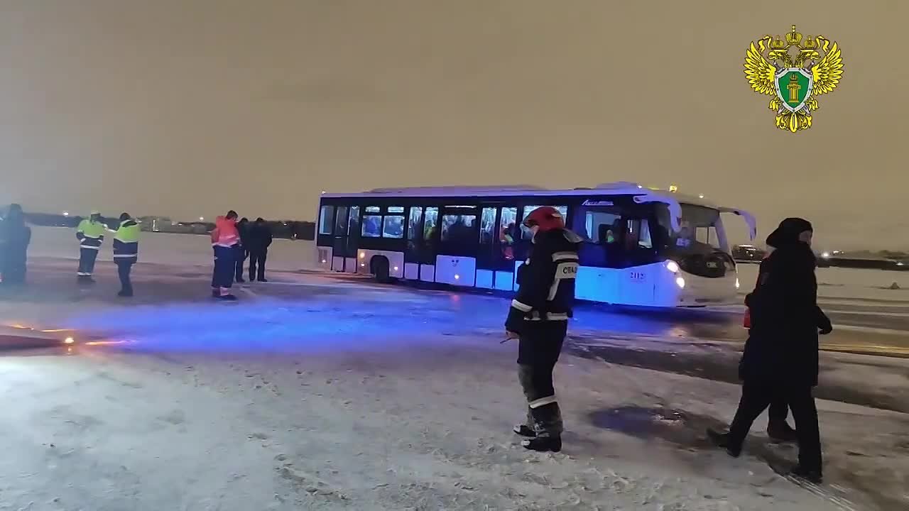 Самолёт из Екатеринбурга выкатился за пределы полосы в Пулково