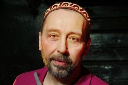 Легендарного уральского драматурга Николая Коляду ввели в медикаментозный сон — театрального деятеля подключили к аппарату ИВЛ, его состояние оценивают как тяжёлое