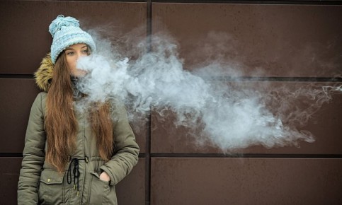 Свердловским школьникам за курение вейпов в школах грозит штраф и постановка на учет