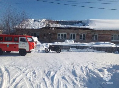 Кровля жилого дома обвалилась в Верхотурье