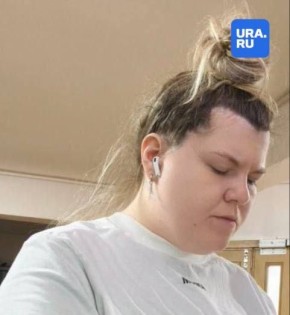 В Бангкоке в одном из обменных пунктов уже несколько дней появляется россиянка из Екатеринбурга, которая спит на диване