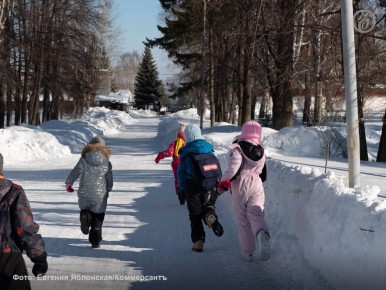 Среди групп школ и детских садов распространяется один и тот же текст, призывающий родителей не выпускать своих детей с 27 февраля по 1 марта