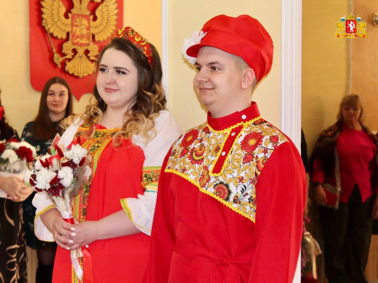 Молодожены в Серове сыграли свадьбу в русском народном стиле