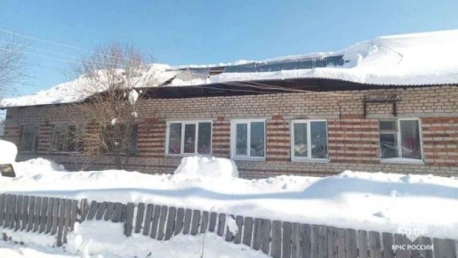 В Верхотурском районе снег проломил крышу дома