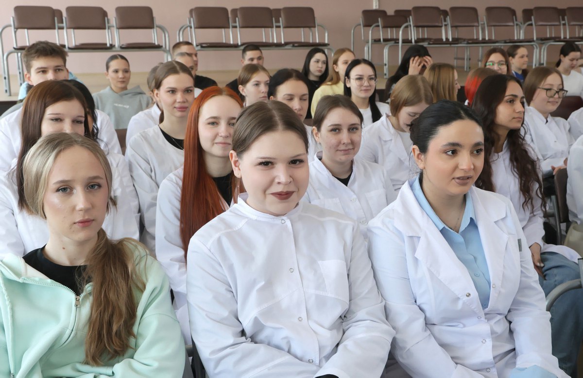 В Нижнетагильском филиале Свердловского областного медицинского колледжа (СОМК) прошла церемония вручения дипломов выпускникам 2026 года по специальности «Акушерское дело» В Нижнетагильском филиале Свердловского областного медицинского колледжа (СОМК) прошла церемония вручения дипломов выпускникам 2026 года по специальности «Акушерское дело»