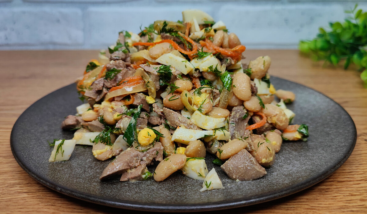 Сытный салат из печени и фасоли: быстро и вкусно